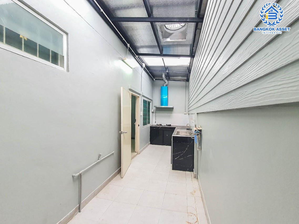 ทาวน์เฮ้าส์มือสองปทุมธานี ม.ไทยสมบูรณ์3 เลียบคลองสาม #หลังมุม เนื้อที่มากเกือบ 29 ตร.ว. ฟังก์ชัน 3 ห้องนอน 2 ห้องน้ำ 1 ที่จอดรถ แถมฟรี! 2 เครื่องปรับอากาศ บนทำเลดี เข้า-ออกได้ 2 ทาง ได้แก่ ถนนคลองหลวง และถนนรังสิต-นครนายก